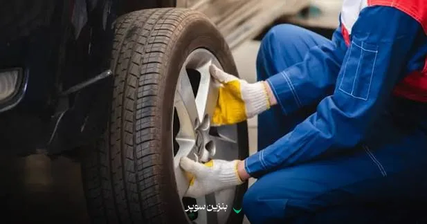 تصویر تایر مسابقات درگ اسلیک با سطح صاف و پهن که ویژگی تایرهای مسابقات درگ را نشان می‌دهد