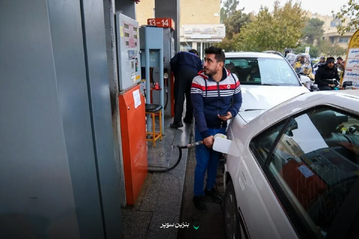 تصویر جایگاه سوخت ایران با نمایش نرخ چهارم بنزین بر تابلو