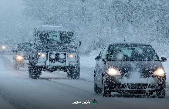 خودروی در حال رانندگی روی جاده برفی با رعایت نکات ایمنی رانندگی در هوای برفی