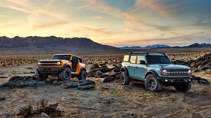 نمایی از خودروی دارای سیستم 4WD و AWD در مسیر آسفالت و خاکی، تفاوت عملکرد دو سیستم