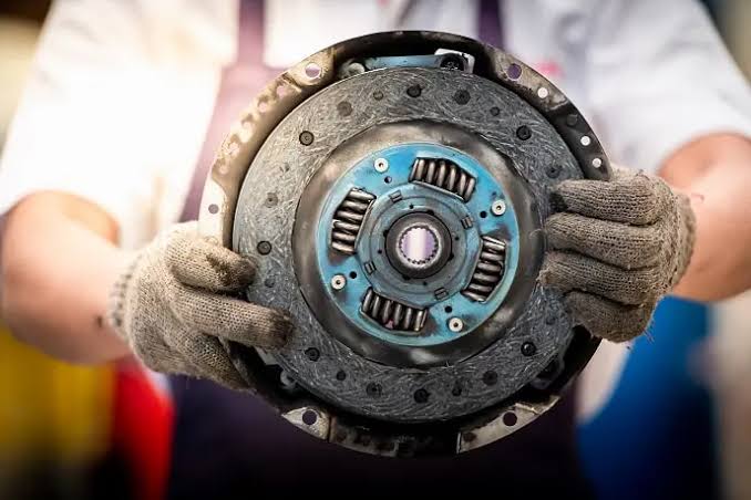 علائم تعویض دیسک و صفحه کلاچ خودرو چیست؟