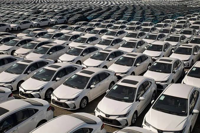 نمایی از خودروهای وارداتی با موضوع ممنوعیت واردات توسط تولیدکنندگان داخلی