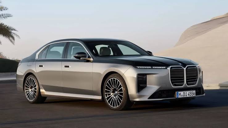 نمای جلو ب ام و M760 xDrive با موتور V8، پرچمدار سری ۷