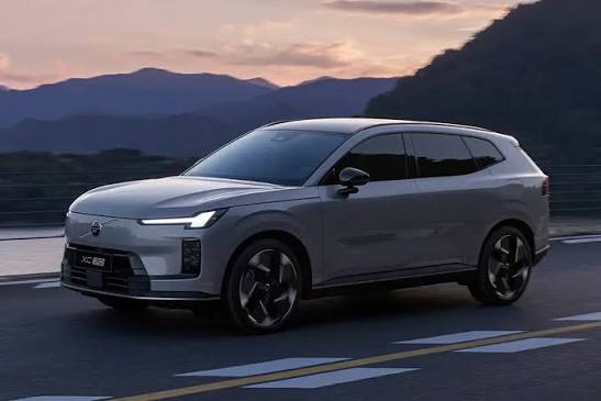 نمایی از ولوو S90 و XC70 پلاگین هیبرید مدل ۲۰۲۶ در کنار هم با شرایط فروش ثبت‌شده